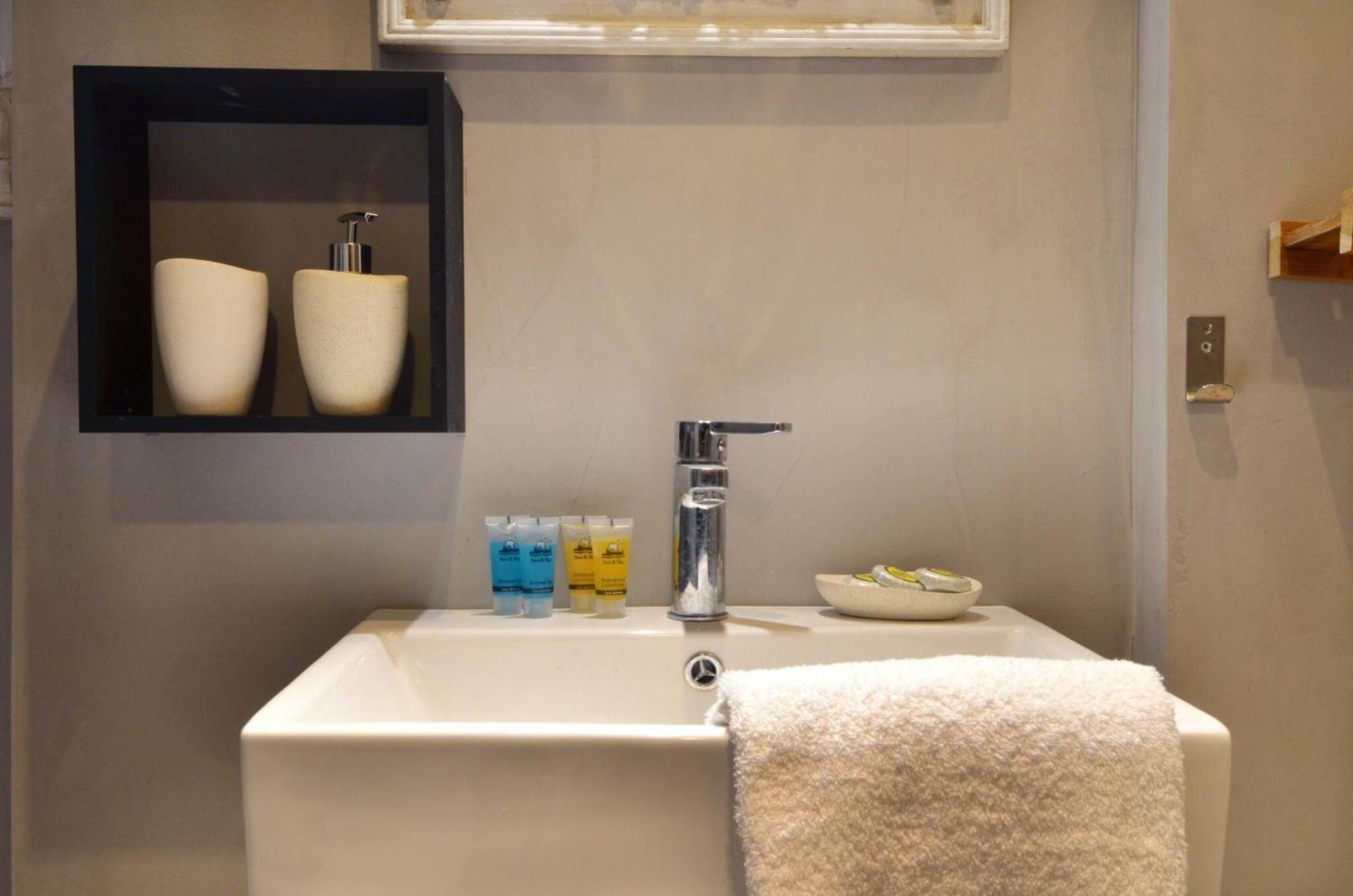 A Modern Rustic Cosy Apartment At The Foot Of Mount Lycabettus Афины Экстерьер фото